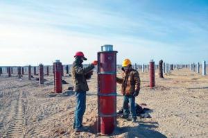 玉門鑫能鄭家沙窩5萬千瓦熔鹽塔式光熱發(fā)電項(xiàng)目建設(shè)現(xiàn)場(chǎng)