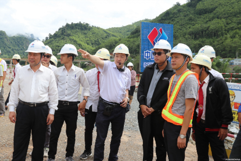 老撾當?shù)卮髮W(xué)師生到南歐江水電站參觀學(xué)習(xí)