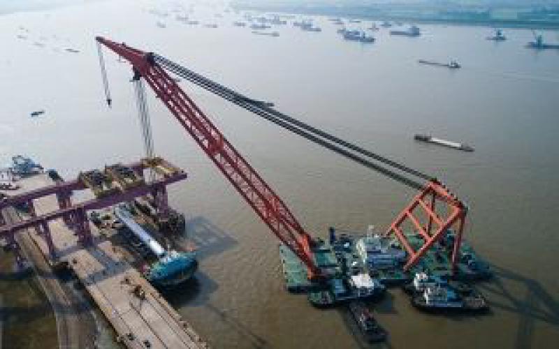 中核機(jī)械完成恒力石化4臺(tái)渣油加氫反應(yīng)器吊裝