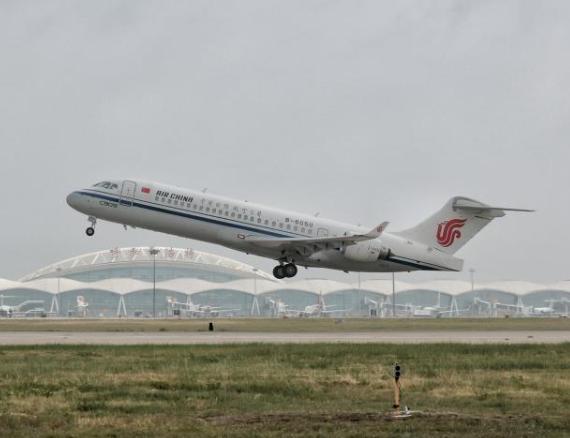 “身披”五星紅旗 國產(chǎn)飛機(jī)C909首次載旗執(zhí)行國際商業(yè)航班